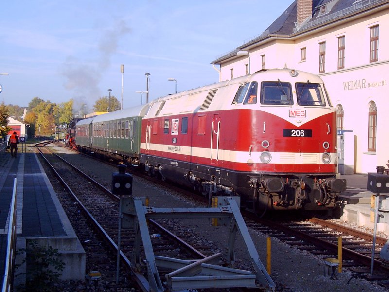 MEG LOK 206 mit Sonderzug vom BW Weimar. Hier in Weimar Berkaer Bahnhof.Am Haken hat sie einen neu aufgebauten Bghwe und einen Abteilwagen der DR und hinten dran eine BR 52.