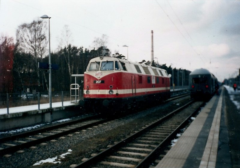 MEG-Lok 207 im Februar 2001 beim Lokumlauf im Ostseebad Binz.