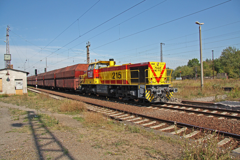 MEG-Lok 215 durchfhrt am 09.09.09 mit einem Kohlependel(Whlitz-Buna) den Bahnhof Grokorbetha.