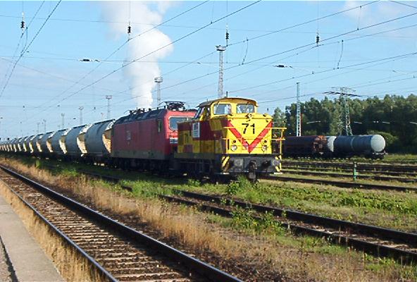 MEG Lok 71 stellt einen Zug in der Ausfahrgruppe Rostock-Seehafen bereit(28.07.04)