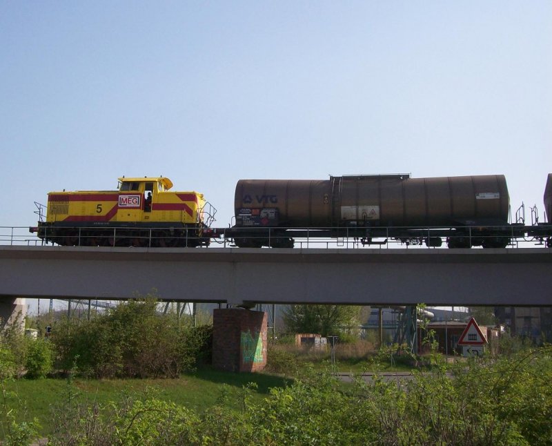 MEG Nr. 5 ex BR 346 in Bhlen Werke mit Tankzug am 15.04.09