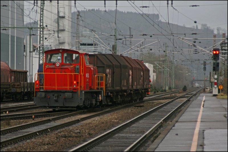 MEG Rangierlok bei Rangierfahrt quer durch den Bahnhof Plettenberg. (18.01.2008)