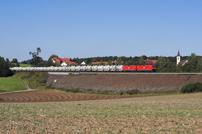 MEG-Zementzug mit 143-Doppel nach Regensburg in der Nhe von Laaber.
