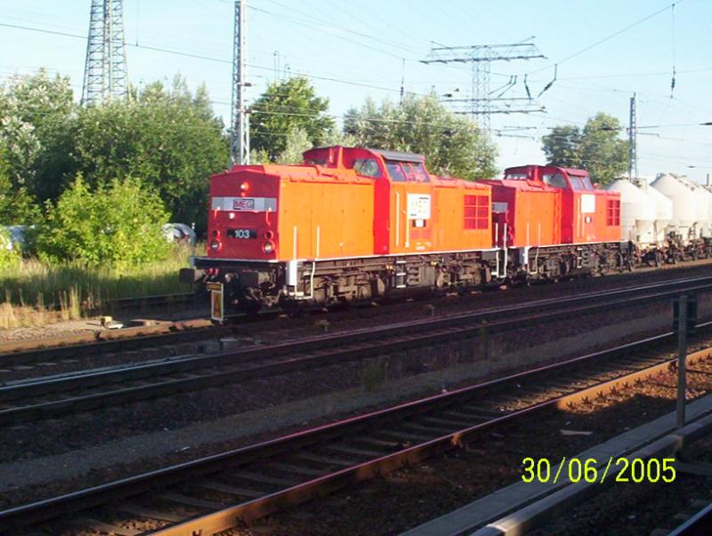 MEG103 & MEG101 am 30.06.2005 mit ihrem Cementzug auf der Fahrt von Berlin Nord/Ost nach Rdersdorf. Hier im Berlin Springfuhl.