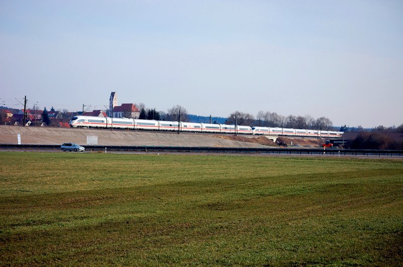 Mehdorn`s hhere Mathematik: 3 x 2 x 8 = 2 hoch 4 !?! Eigentlich ganz simpel..n ICE 3 im Doppelpack (3 x 2) und jeder davon zu 8 Wagen (2 x 8)..entspricht 2 hoch 4 gleich 16 Wagen. Bildlich sich prsentierend vor der malerischen Stadtkirche zu Scheppach. In Szene gesetzt auf der KBS 980.