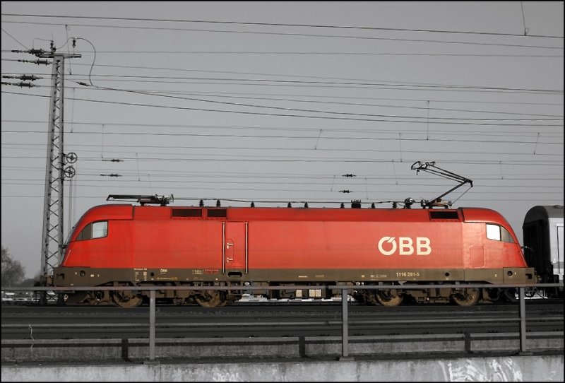 Mehr als 1000 Kilometer von ihrem Heimatbetriebswerk entfernt hat die Villacher 1116 281 mit dem IC 2082  Knigssee  am Haken die Freie und Hansestadt Hamburg erreicht und wird vom Abendlicht in empfang genommen. (10.04.2009)