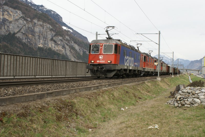 Mehr Lokomotiven als Wagen zhlte dieser Zug, der am 28.3.09 an mir vorbeirauschte: Re 620 012-5, Re 4/4 III 11360, Re 420 310-5, Re 620 065-3 und Re 486 503-6 der BLS, welche allerdings nur mitgeschleppt wurde.