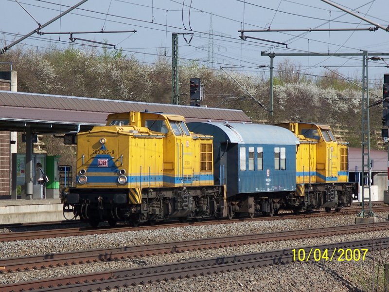 Mehr Loks, als Wagen sieht man auch selten. Hier ziehen zwei 203er einen Bauwagen durch Vaihingen an der Enz.