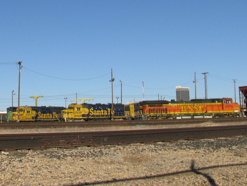 Mehrere BNSF Loks am 3.1.2008 in einem BW der BNSF in Amarillo (Texas). Manche der Loks tragen noch die Santa Fe Lackierung.