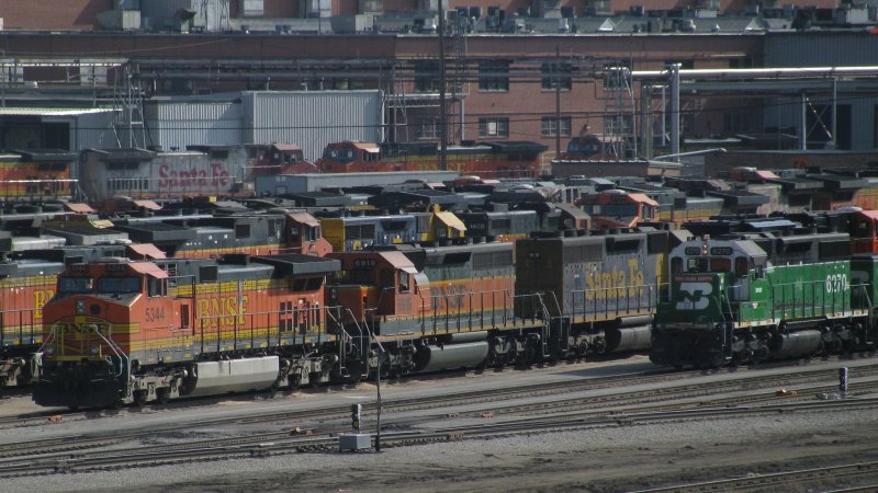 Mehrere BNSF Loks sind am 2.3.2008 im Betriebswerk der BNSF in Kansas City abgestellt. Ganz links ist eine Dash 9 zu sehen, gefolgt von zwei SD40-2. Rechts ist eine GP38P mit BN Lackierung zu sehen.