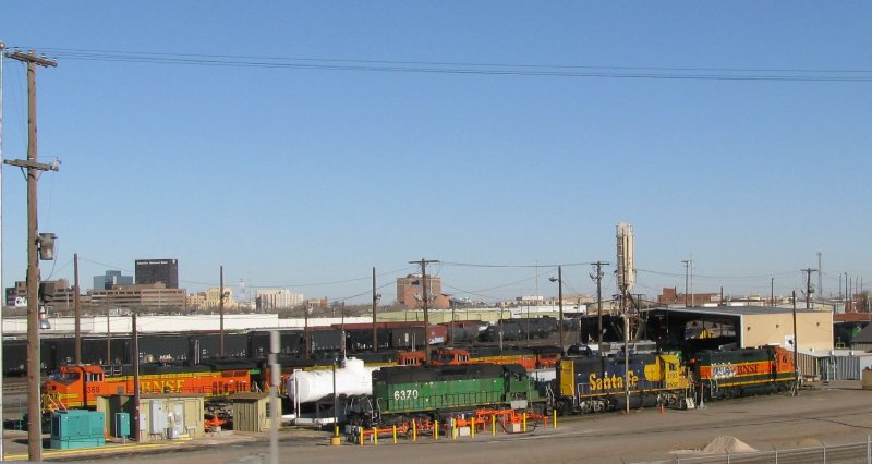 Mehrere BNSF Loks stehen vor einem Lokschuppen in einem BW der BNSF. Aufgenommen am 3.1.2008 in Amarillo (Texas).