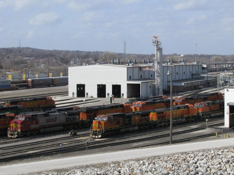 Mehrere Dash 9 der BNSF, darunter eine mit Santa Fe Lackierung, sind am 2.3.2008 im Betriebswerk der BNSF in Kansas City abgestellt.