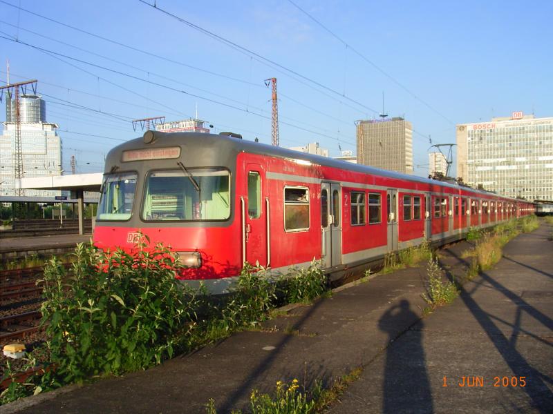 Mehrere ET420, die im Essener Hbf auf ihren nchsten Einsatz waten, strahlen in der Sonne. Im Vordergrund 420 360.
Dummerweise steht die Sonne noch so tief, dass sich der Schatten des Fotografen nicht verhindern lies. :-(