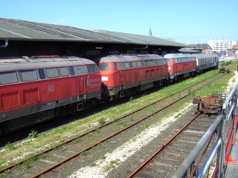 Mehrere Loks der Baureihe 215 warten am 4.6.07 in Westerland/Sylt auf den nchsten Einsatz fr  DB AutoZug .