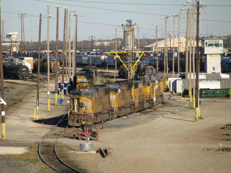 Mehrere Union Pacific Loks verbringen ihre Wochendruhe. Aufgenommen am 13.1.2008 in einem Betriebswerk der Union Pacific in Houston (Texas).
