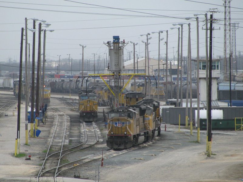 Mehrere Union Pacific Loks warten in einem BW der UP in Houston (Texas) auf weitere Einstze. Aufgenommen am 4.2.2008.