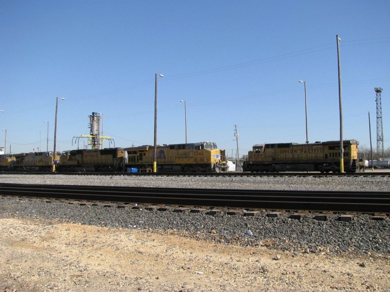 Mehrere Union Pacific (UP) Loks sind am 8.3.2008 in einem Betriebswerk der UP in Houston (Texas) abgestellt. Rechts steht einzeln UP 9187, die Reihe links daneben wird angefhrt von UP 5342 (Dash 9).
