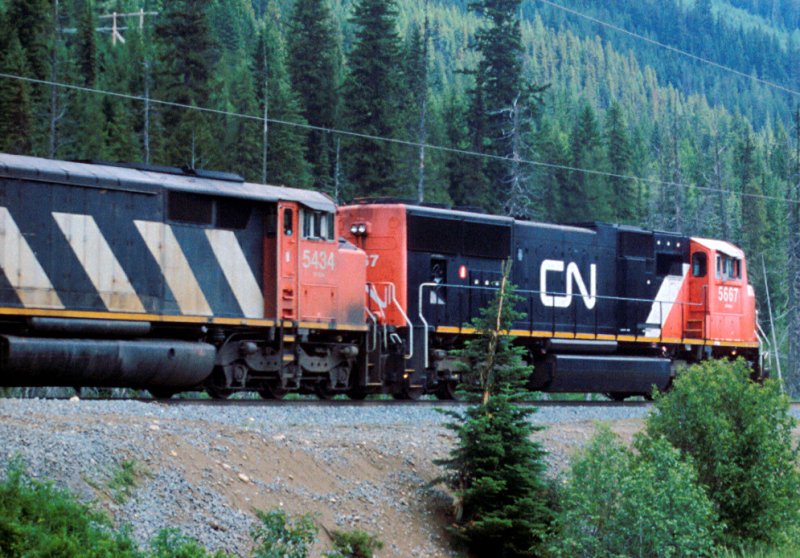 Mehrfachtraktion vor Gterzug vom Yellowhead Pass abwrts Richtung Kamloops - aufgenommen am 24. Juni 2000