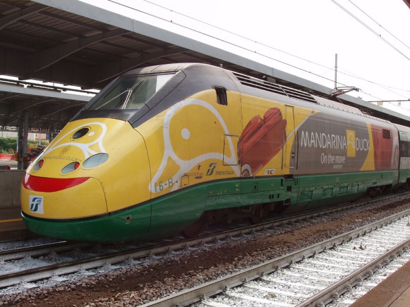 Mehrstromige 404 mit Werbung in Venedig Mestre