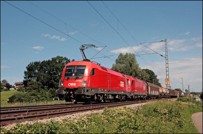 Mehrsystemfhige Taurus-Power am Zug: 1116 208 und eine 1216 haben in Mnchen einen Gterzug bernommen und bringen ihn Richtung Salzburg. (06.07.2008)
