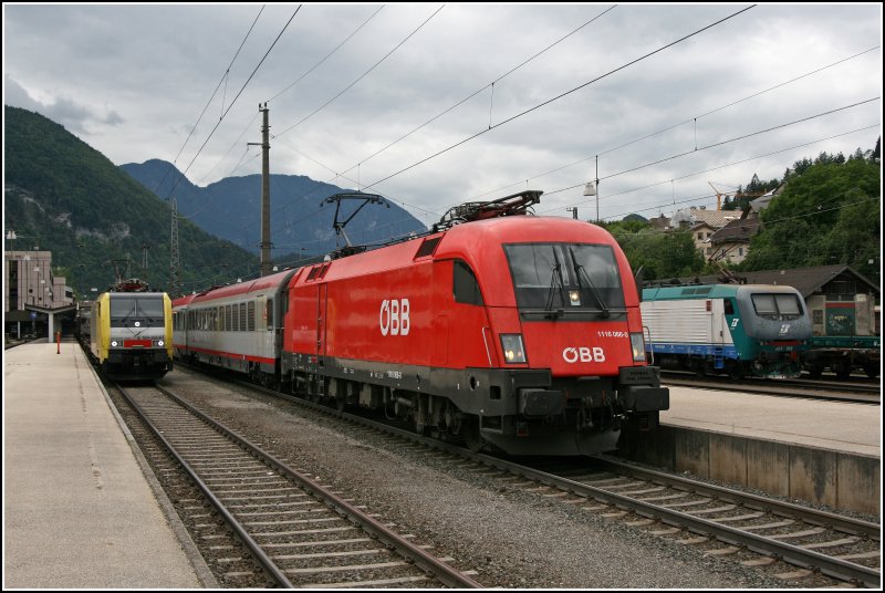 Mehrsystemlok treffen in Kufstein am 28.06.07. Links E189 930RT mit Kombizug nach Mnchen. Auf Gleis 2 fhrt aus, der OEC 566  ZUKUNFTSZENTRUM TIROL  nach Wien mit der 1116 066 und Rechts im Bild 9183 0 412 020-0. 