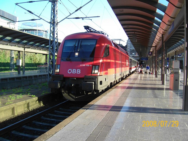 Mein 100. Bild auf Bahnbilder.de. Zusehen ist die 1116 156-9 vor dem IC 2083 von Hamburg Altona nach Berchtesgarden Hbf kurz vor der Ausfahrt im Hamburger Hbf. 29.07.08.