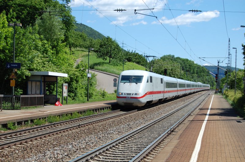 Mein 200. Bild das ich auf Bahnbilder.de zeige, zeigt einen ICE 1 bei der Durchfahrt auf Gleis 2 des berschaubaren Bahnhofs von Gingen an der Fils in Richtung Stuttgart. Aufgenommen am 29.5.2009.