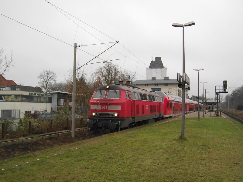 Mein 300. Bild auf Bahnbilder.de und auch ein Abschiedsfoto! Am letzten Einsatztag der 218 vor den RE Hamburg - Lbeck steht 218 407-5 mit RE 21413 nach Hamburg Hbf in Reinfeld (Holst.) und wartet auf die Abfahrt.