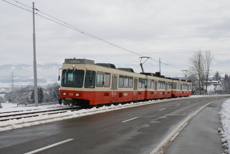 Mein 300. Bild auf Bahnbilder.de: Der letzte Be 8/8 ohne den roten Streifen, Be 8/8 23/24, fhrt am 9.2.09 mit dem Bt 203 im Schlepptau von Neuhaus Richtung Scheuren.