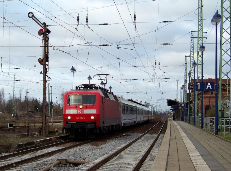 Mein 300. Bild bei Bahnbilder.de zeigt den krzesten Zug im deutschen Fernverkehr. Es ist der EC 341  Wawel  von Hamburg-Altona nach Krakow Glowny mit nur 4 Waggons. Als Lok dient 120 138-3 bis Cottbus.(+15 ->Grund: Oberleitungsstrung) Lbbenau/Spreewald den 23.12.2008