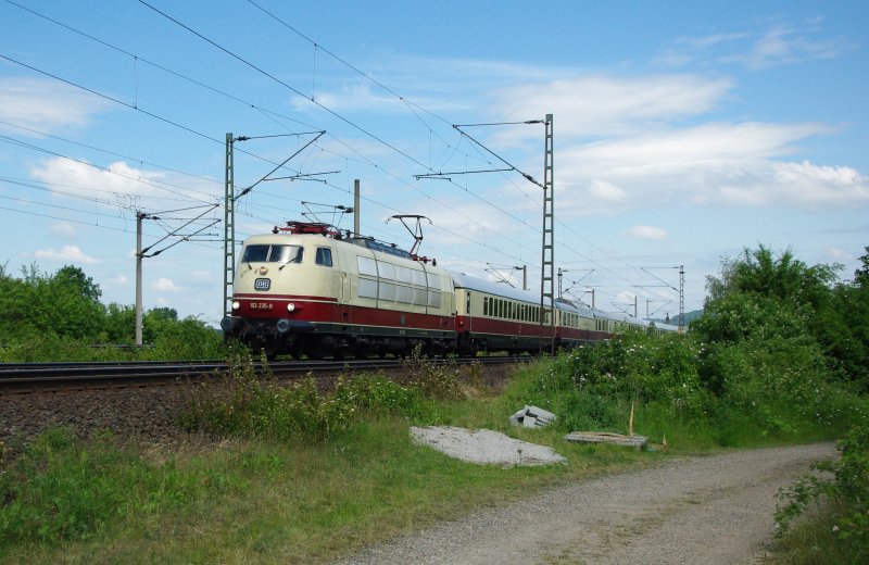 Mein 300. Bild bei Bahnbilder.de zeigt die 103 235-8 mit ihrem TEE nach Heidelberg auf H�he der Northeimer Seenplatte am 30.05.2009. 

Zu diesem kleinen pers�nlichen Jubil�um bedanke ich mich wieder bei allen, die sich mit Freude meine Bilder anschauen und w�nsche allen Teilnehmern hier weiterhin viel Spa�! :)