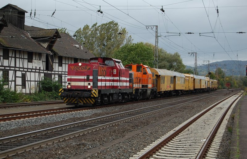 Mein 500. Bild bei bahnbilder.de: Es zeigt dieses nette Gespann mit ihrem Bauzug bei der Durchfahrt von Kreiensen