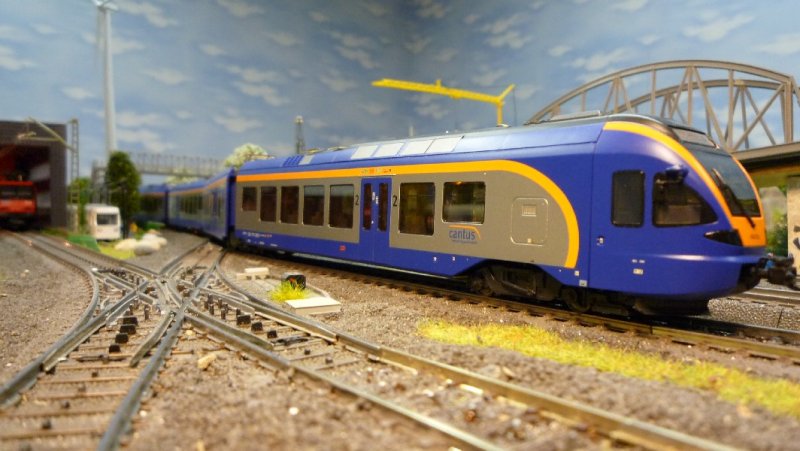 Mein Cantus Flirt BR 428 von Liliput fhrt in meinen Kopfbahnhof  Neustadt  ein.