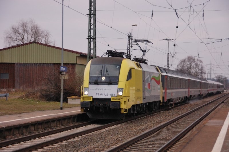 Mein Dreiknigs-Zglein: ES 64 U2-061 (der Bulgare) mit IC 79696 in Offingen/Donau. (KBS 980).