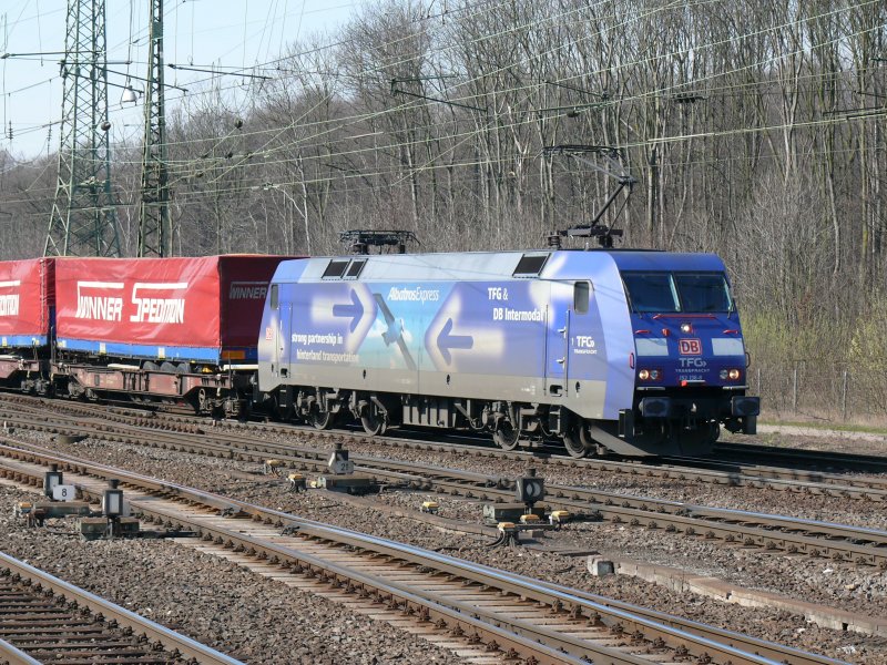 Mein erster Albatros. 152 136-8 durchf�hrt K�ln-Gremberg in Richtung S�den. Aufgenommen am 21/03/2009.