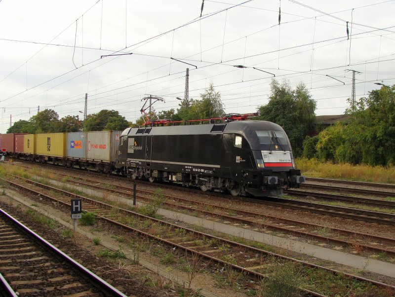 Mein erster schwarzer Taurus :-) 182 599-1 (ES 64 U2-099) mit einem Containerzug aus Richtung Braunschweig kommend in Magdeburg Hbf. Fotografiert von Gleis 8 am 24.09.2009. 