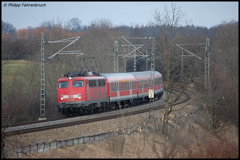 Mein erster Teleschuss: 110 416-1 neigt sich mit RB 37158 Donauwrth - Aalen am Kilometer 77,2 der Remsbahn in die Kurve, Aufnahme entstand in der Nhe von Aalen-Hofen.
