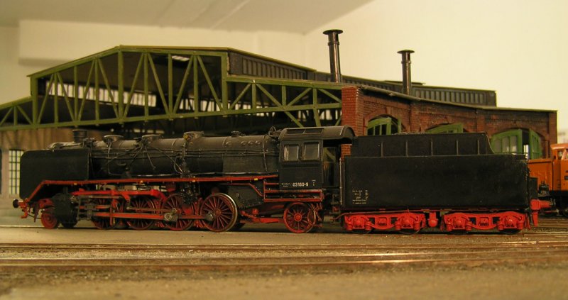 Mein erster Versuch vor gut 15 Jahren.
Entstanden aus einer Hamo_Schrottlok-Torso.
Zur Umbeschriftung kam es nie. Damals wusste ich nie, wie. Spter gab es andere Projekte.