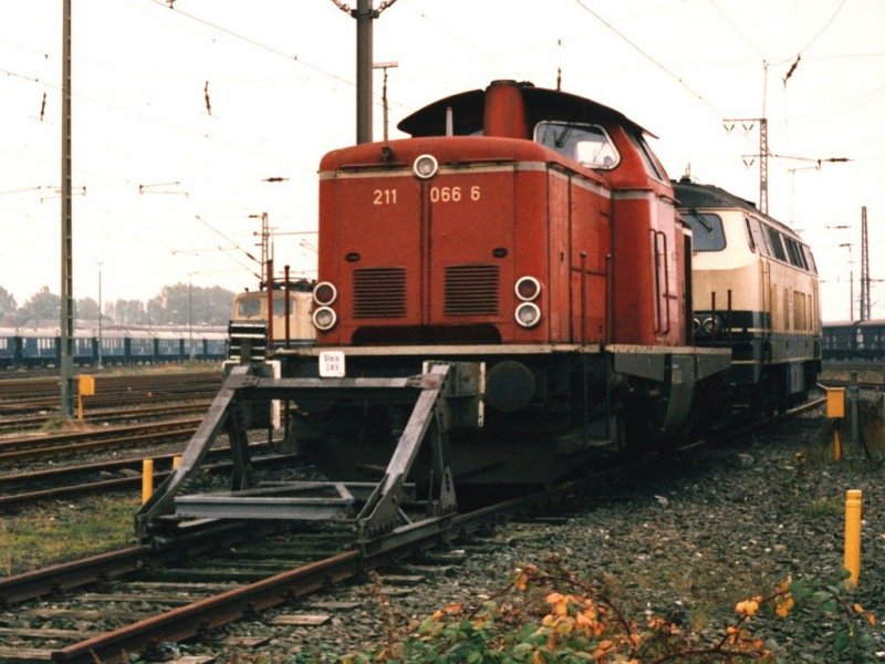 Mein erstes Bahnbild in Deutschland! Die altrote 211 066-6 auf Emden Gterbahnhof am 20-10-1988. Bild und scan: Date Jan de Vries.