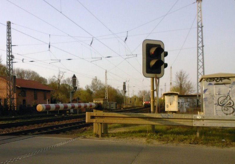 Mein erstes Bild hier, es zeigt den s�dlichen B� in Bestensee (Dahme-Spreewald). Im Hintergrund naht RB 28329 nach Senftenberg (+5 Minuten) am 10.4. um ca. 18:34. Geschoben wird durch eine BR 143. Zu beachten ist, dass der B� als Anstieg gebaut ist.
