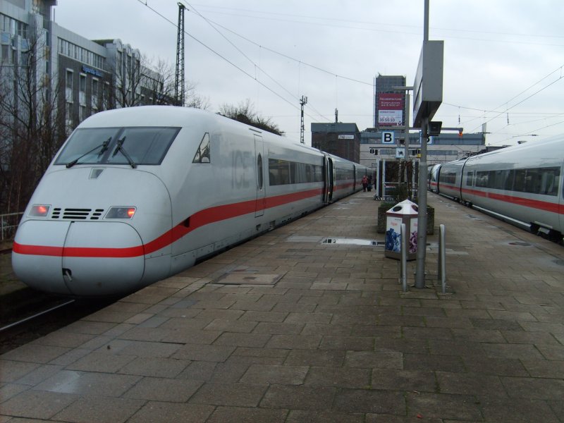 MEIN ERSTES BILD
ICE 681 in Hamburg-Altona auf Gleis 12 