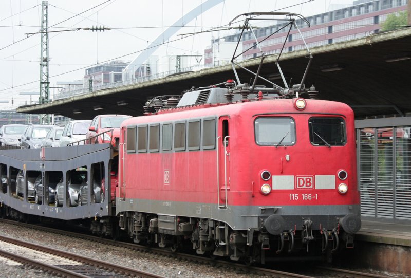 Mein erstes Motiv des Tages, die 115 166-1 mit dem Autoslaaptrain nach Venlo whrend der Durchfahrt in Kln Messe/Deutz, aufgenommen am 02.08.2009