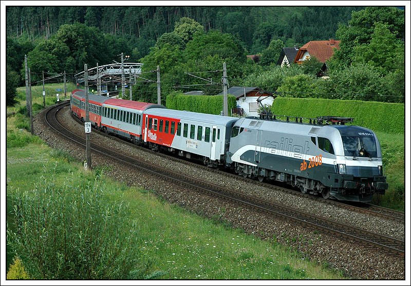 Mein erstes richtiges Foto einer RailJet Maschine: 1016 034 mit dem IC 512  Hotel IBIS  von Graz nach Innsbruck, aufgenommen am 28.6.2007 bei der Durchfahrt der Haltestelle Stbing. Anzumerken wre hier noch, dass die Lok diesen Zug nur bis Selztal bespannt. In Selztal bernimmt dann immer die Maschine des 512er um 12:18 den OEC 668  Fachhochschule Vorarlberg  von Graz nach Bregenz. 