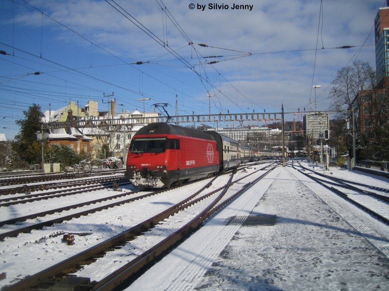 Mein erstes schnes Winterbild vom Winter 08/09. Bei der Re 460 017-7 ''Les Diablerets'' handelt es sich zwar um eine verstmmelte Re 460, doch die Sonne stand einfach perfekt. Winterthur, 23.11.08.