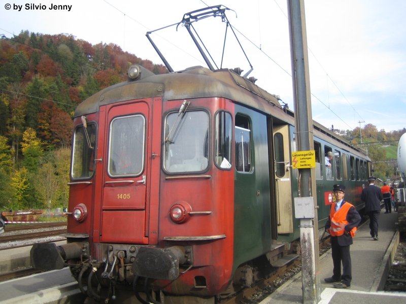 Mein erstes, und wohl zugleich letztes Bild eines RBe 4/4 mit roter Front am 12.10.08 in Bauma. Leider stand aber den ganzen Tag entweder die Sonne oder der Triebwagen nicht an einem optimalen Platz um die rote Front zu fotografieren, darum musste ich mich mit diesem Schnappschuss zu frieden geben.