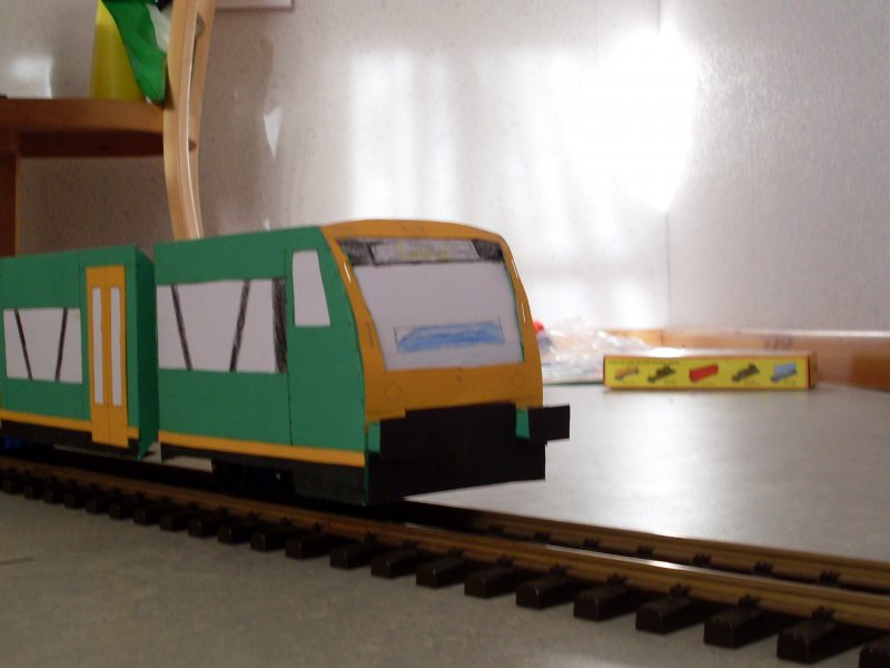 Mein Fahrzeug posiert in der Frontansicht. Das Mittelteil mit den Tren hat keine Achsen, das ganze keinen Antrieb. 2+0+2