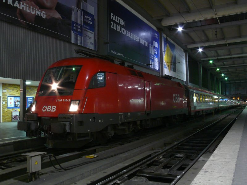 Mein glaub ich bestes Bild bisher mit meiner Lieblingslok (Noch besser wr natrlich der Deutschland Taurus ;-) aber der kam ned :(  ) 1116 116-3 mit EC in Mnchen Hbf! Gru an den netten Tf der mein Bild so cool fand ;-) ,7.4.2009