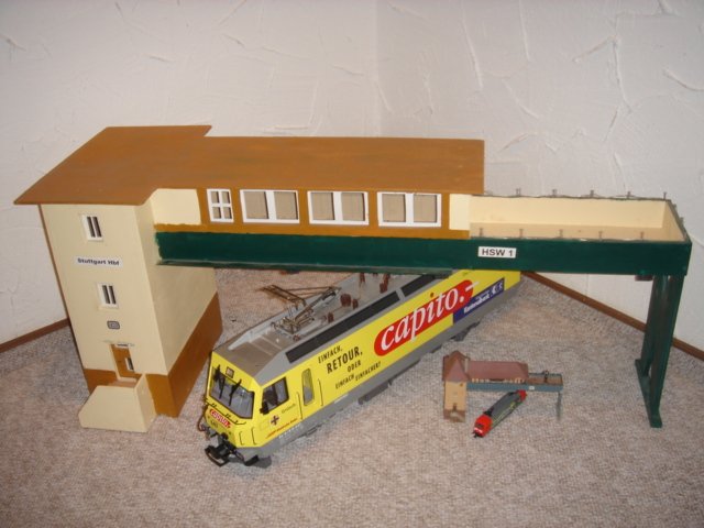 Mein Hauptstellwerk 1 (HSW 1) einmal im Mastab der Spur N und in Mastab von LGB. Das Stellwerk ist ein Eigenbau, es ist 41cm hoch und 85cm lang.
