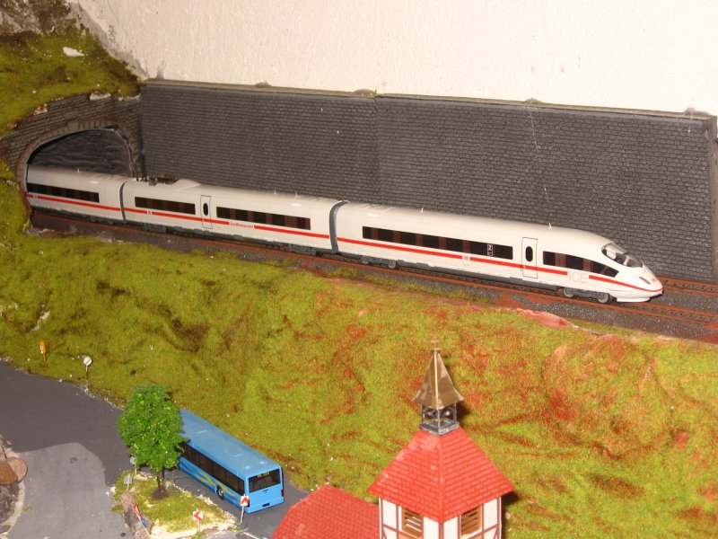 Mein ICE 3 (406) in der Steigung meiner Modellbahn September 2007