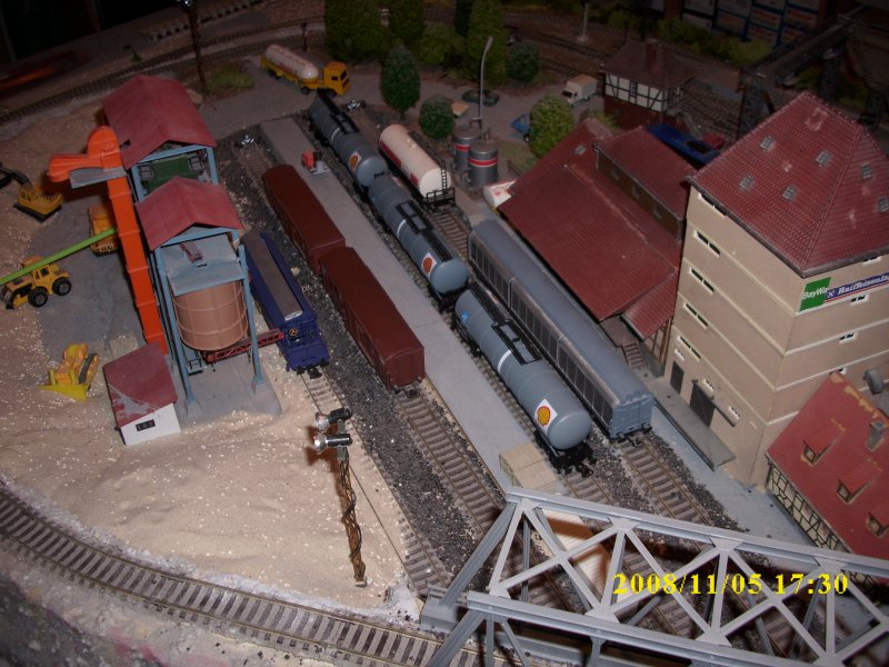 Mein Industriegebiet:Kieswerk,Baywa und ein kleines Tanklager.So kann ich nach Herzenslust verschiedene Gterwagen einsetzen.